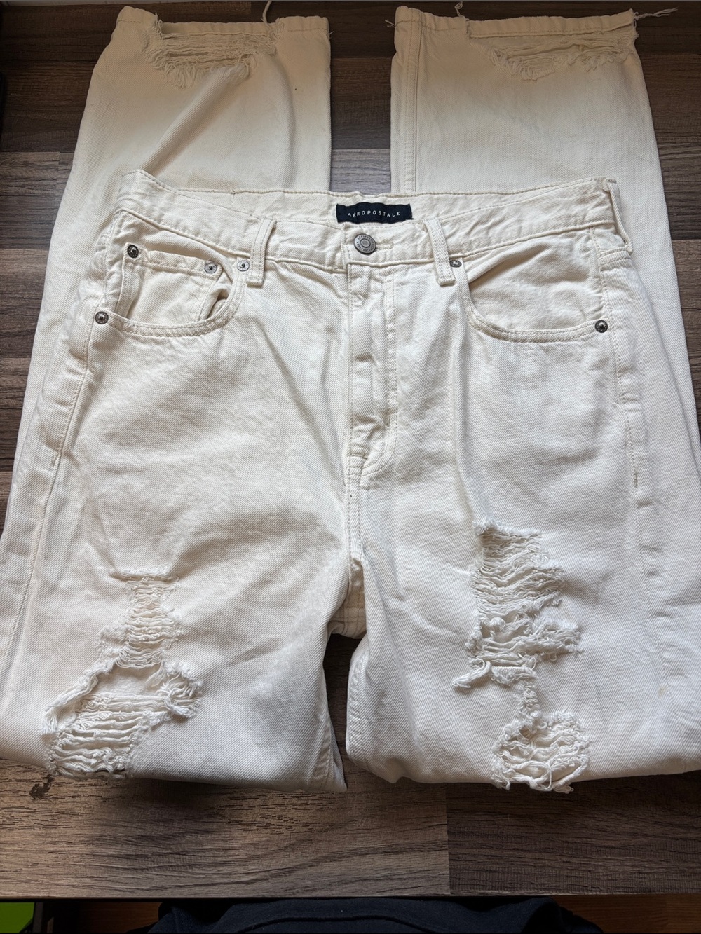 Aeropostale beige 90s baggy ripped jeans.